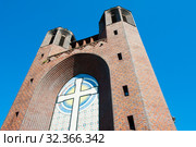 Фрагмент здания Крестовоздвиженского собора (Кирха креста, Кройцкирха; Kreuzkirche) на фоне безоблачного синего неба. Город Калининград. Россия (2019 год). Редакционное фото, фотограф E. O. / Фотобанк Лори