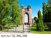Крестовоздвиженский собор (Кирха креста, Кройцкирха; Kreuzkirche). Солнечный день, ранняя осень. Город Калининград. Россия (2019 год). Редакционное фото, фотограф E. O. / Фотобанк Лори