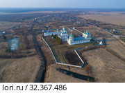Старинный Николо-Вяжищский монастырь в апрельском сельском пейзаже (аэрофотосъемка). Вяжищи, Новгородская область. Россия (2019 год). Стоковое фото, фотограф Виктор Карасев / Фотобанк Лори