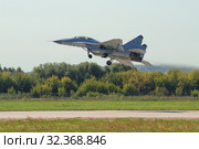 Российский легкий истребитель МиГ-35 на взлете. Фрагмент авиашоу МАКС-2019. Редакционное фото, фотограф Виктор Карасев / Фотобанк Лори