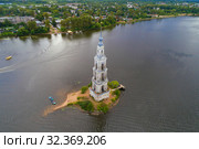 Старинная затопленная колокольня на фоне города Калязин облачным июльским днем (аэросъемка). Тверская область, Россия (2019 год). Стоковое фото, фотограф Виктор Карасев / Фотобанк Лори
