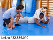 People fighting with coach at gym. Стоковое фото, фотограф Яков Филимонов / Фотобанк Лори