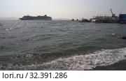 Life boats of luxury cruise liner Norwegian Jewel transportation travelers and tourists from ship and forth in Petropavlovsk-Kamchatsky Sea Port (2018 год). Редакционное видео, видеограф А. А. Пирагис / Фотобанк Лори