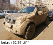 Очень грязный внедорожник стоит во дворе в городе Железнодорожном (Балашихе) Московской области (2019 год). Редакционное фото, фотограф Наталья Горкина / Фотобанк Лори