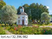 Спасо-Елеазаровский женский монастырь. Часовня на месте захоронения первой настоятельницы игумении Елисаветы. Елизарово, Псковская область (2019 год). Стоковое фото, фотограф Александр Щепин / Фотобанк Лори