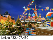 Москва. Флажки и украшения Красной площади. Flags and other New Year decorations of Red Square (2018 год). Стоковое фото, фотограф Baturina Yuliya / Фотобанк Лори