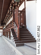 Stairs and doors. Details of architecture of wooden buildings and halls on inner yard of Imperial palace. Kyoto, Japan (2013 год). Редакционное фото, фотограф Кекяляйнен Андрей / Фотобанк Лори