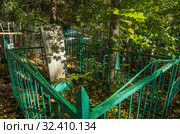 Городское кладбище. Старые могилы и надгробия. City cemetery. Old graves and gravestones. (2019 год). Редакционное фото, фотограф Евгений Романов / Фотобанк Лори