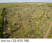 Городское кладбище. Мусульманские и христианские могилы. Вид сверху. City cemetery. Muslim and Orthodox parts. Aerial view. Стоковое фото, фотограф Евгений Романов / Фотобанк Лори