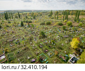 Городское кладбище. Мусульманские и христианские могилы. Вид сверху. City cemetery. Muslim and Orthodox parts. Aerial view. Стоковое фото, фотограф Евгений Романов / Фотобанк Лори