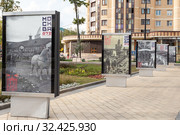 Старые фотографии ВДНХ на уличных постерах в честь празднования Дня города Москвы в Зеленограде (2019 год). Стоковое фото, фотограф Evgenia Shevardina / Фотобанк Лори