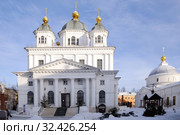 Казанский собор (1835- 1845 гг),справа-церковь Покрова Пресвятой Богородицы.) Казанский женский монастырь в Ярославле (2017 год). Редакционное фото, фотограф stargal / Фотобанк Лори