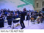 Симфонический оркестр театра «Мюзик-Холл» «Северная Симфония» под управлением Фабио Мастранджело представляет литературно-музыкальную фантазию по мотивам пьесы Генрика Ибсена на музыку Эдварда Грига «Пер Гюнт» в Главном штабе Государственного Эрмитажа в рамках VIII Санкт-Петербургского международного культурного форума (2019 год). Редакционное фото, фотограф Stockphoto / Фотобанк Лори