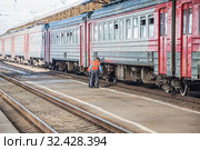 Осмотрщики (боковики) вагонов осматривают электричку (2015 год). Редакционное фото, фотограф Алёшина Оксана / Фотобанк Лори