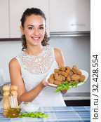 girl with tasty breadcrumbed crocchette. Стоковое фото, фотограф Яков Филимонов / Фотобанк Лори
