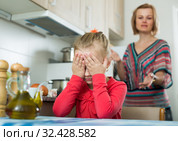 Adult frustrated mom scolding little girl. Стоковое фото, фотограф Яков Филимонов / Фотобанк Лори