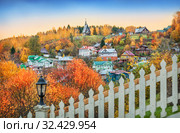 Плесский вид на гору Левитана. View of Levitan Mountain with a church (2019 год). Стоковое фото, фотограф Baturina Yuliya / Фотобанк Лори
