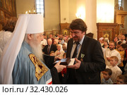 Митрополит Ювеналий награждает людей в день великого освящения храма посёлка Кратово (2019 год). Редакционное фото, фотограф Дмитрий Неумоин / Фотобанк Лори