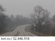 Московская область, пустое шосее в туман (2019 год). Редакционное фото, фотограф Дмитрий Неумоин / Фотобанк Лори