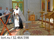 Православный священник с кадилом обходит крестильную купель в часовне (2013 год). Редакционное фото, фотограф Ирина Борсученко / Фотобанк Лори
