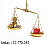 On the scales of Russian coins as opposed to a surprise in a gift box. Стоковое фото, фотограф Элина Гаревская / Фотобанк Лори