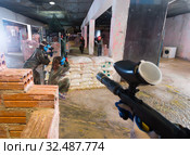 guys and girls are targeting in enemy behind barricades. Стоковое фото, фотограф Яков Филимонов / Фотобанк Лори