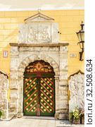 Estonia, Tallinn, Pikk Street, Mustpeade Maja (House of the Brotherhood of Blackheads), doorway. Стоковое фото, фотограф Николай Коржов / Фотобанк Лори