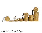 Маленькие человечки трудятся на лестнице из монет. Ступени финансового роста. Стоковое фото, фотограф Элина Гаревская / Фотобанк Лори