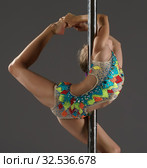 Yong girl on pylon studio shot. Стоковое фото, фотограф Гурьянов Андрей / Фотобанк Лори