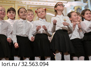 Сводный хор участников XIII Открытого композиторско-исполнительского конкурса, посвященного Андрею Петрову, исполняет песни на музыку А. Петрова на сцене Санкт-Петербургской государственной академической капеллы (2019 год). Редакционное фото, фотограф Stockphoto / Фотобанк Лори