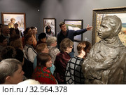 Группа пожилых людей на выставке "Память поколений", Москва (2019 год). Редакционное фото, фотограф Дмитрий Неумоин / Фотобанк Лори