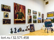 Портреты и бюсты И.В. Сталина в составе художественной композиции ЦДХ. Москва (2018 год). Редакционное фото, фотограф Владимир Устенко / Фотобанк Лори