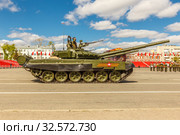 Russia, Samara, May 2017: the military modified main battle tank T-72B3M on Kuybyshev Square on Victory Day on a spring sunny day. Редакционное фото, фотограф Акиньшин Владимир / Фотобанк Лори