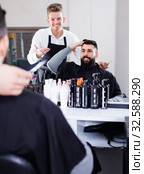 Client making specifications about haircut. Стоковое фото, фотограф Яков Филимонов / Фотобанк Лори