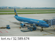 Самолет Airbus A321 (VN-A602) компании Vietnam Аирлинес готовится к вылету  в аэропорту Ной Бай пасмурным утром. Ханой, Вьетнам (2016 год). Редакционное фото, фотограф Виктор Карасев / Фотобанк Лори