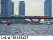 Поезд наземного метро BTS SkyTrain на мосту на фоне современных высотных зданий. Бангкок, Таиланд (2019 год). Редакционное фото, фотограф Виктор Карасев / Фотобанк Лори