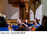 Вдохновение музыкантов камерного оркестра Antonio-orchestra. Кафедральный собор святых Петра и Павла. Старосадский пер, 7/10. Москва (2019 год). Редакционное фото, фотограф Владимир Устенко / Фотобанк Лори