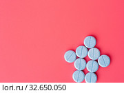 Close-up of bkue pills lie on a pink surface. Стоковое фото, фотограф Pavel Biryukov / Фотобанк Лори