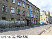 Старые жилые дома довоенной постройки. Лодзь, Польша (2014 год). Редакционное фото, фотограф Ирина Борсученко / Фотобанк Лори