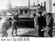 Архивное фото. Будни Советской армии (70-е годы прошлого века). Занятия по оружию массового применения. Надевание общевойскового защитного комплекта. Редакционное фото, фотограф Ирина Быстрова / Фотобанк Лори
