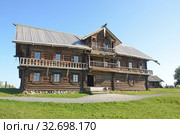 Россия, Карелия. Дом Нестора Ошевнева в Кижах в солнечную погоду (2015 год). Редакционное фото, фотограф Овчинникова Ирина / Фотобанк Лори