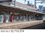 Platform of the Miyajimaguchi Station. It is on Sanyo Main Line in Hatsukaichi, Hiroshima, operated by West Japan Railway Company (JR West). Way to Miyajima (2013 год). Редакционное фото, фотограф Кекяляйнен Андрей / Фотобанк Лори