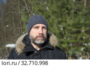 Портрет мужчины с бородой на улице в зимней одежде. Стоковое фото, фотограф Елена Коромыслова / Фотобанк Лори