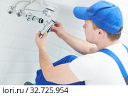Plumber service. wash basin siphon installation. Стоковое фото, фотограф Дмитрий Калиновский / Фотобанк Лори