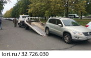 Эвакуация автомобиля из-за парковки на тротуаре, Санкт-Петербург (2019 год). Редакционное видео, видеограф Кекяляйнен Андрей / Фотобанк Лори