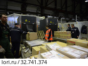 Досмотровая зона в грузовом терминале международного аэропорта Шереметьево города Москвы (2015 год). Редакционное фото, фотограф Free Wind / Фотобанк Лори