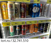 Зарубежные иностранные алкогольные напитки пиво на прилавках магазинов (2019 год). Редакционное фото, фотограф Кузнецов Максим / Фотобанк Лори