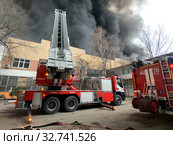 Пожарная команда тушит пожар пожарная лестница (2019 год). Редакционное фото, фотограф Кузнецов Максим / Фотобанк Лори