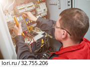 electrician measurements with multimeter tester. Стоковое фото, фотограф Дмитрий Калиновский / Фотобанк Лори