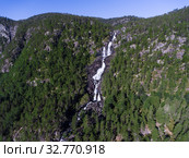 Mountain waterfall Vidfossen (Hildalsfossen, Vefoss) in the village of Hildal on the Rv13 highway, near the Odda town. Norway (2018 год). Стоковое фото, фотограф Кекяляйнен Андрей / Фотобанк Лори